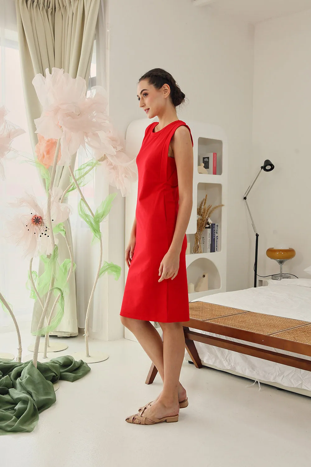 Karlotta Sleeveless Fitted Dress in Red