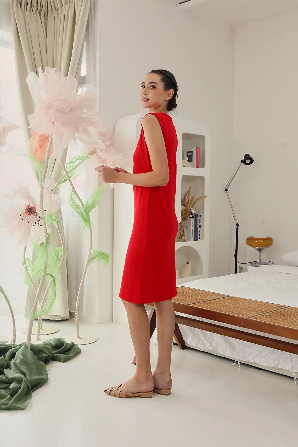 Karlotta Sleeveless Fitted Dress in Red