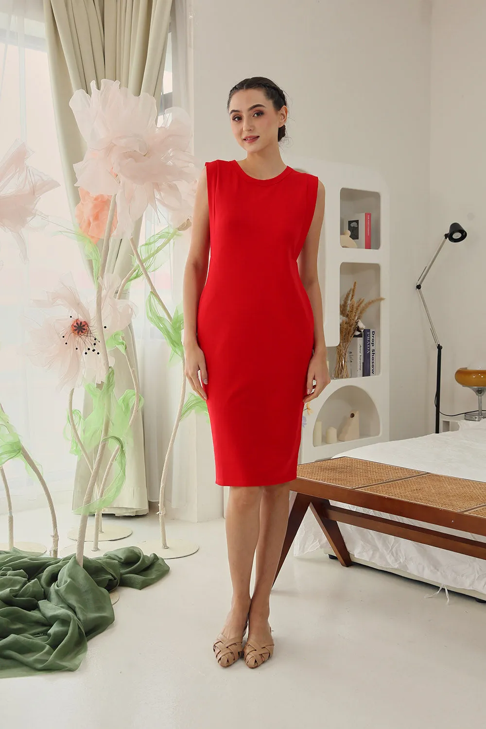 Karlotta Sleeveless Fitted Dress in Red