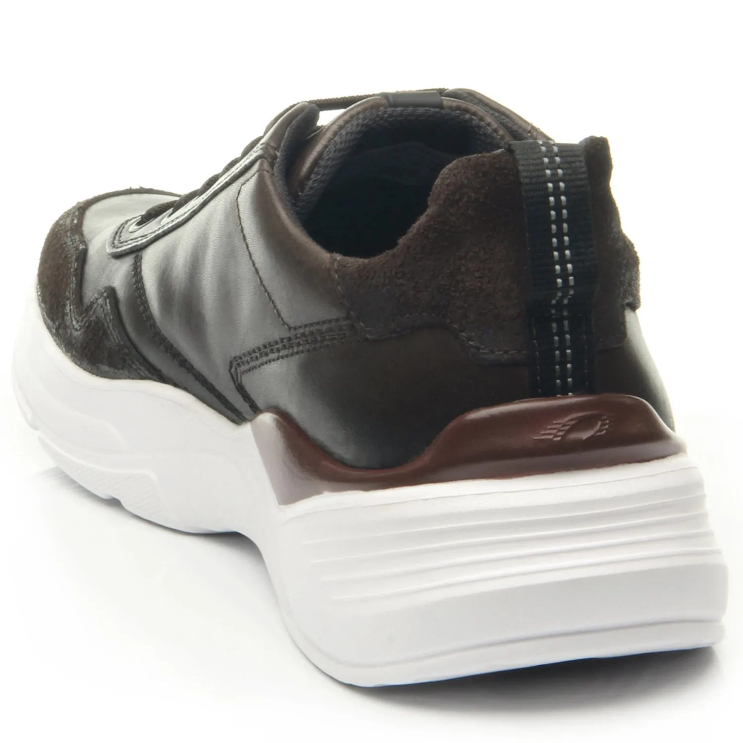 Pegada Leather Trainer